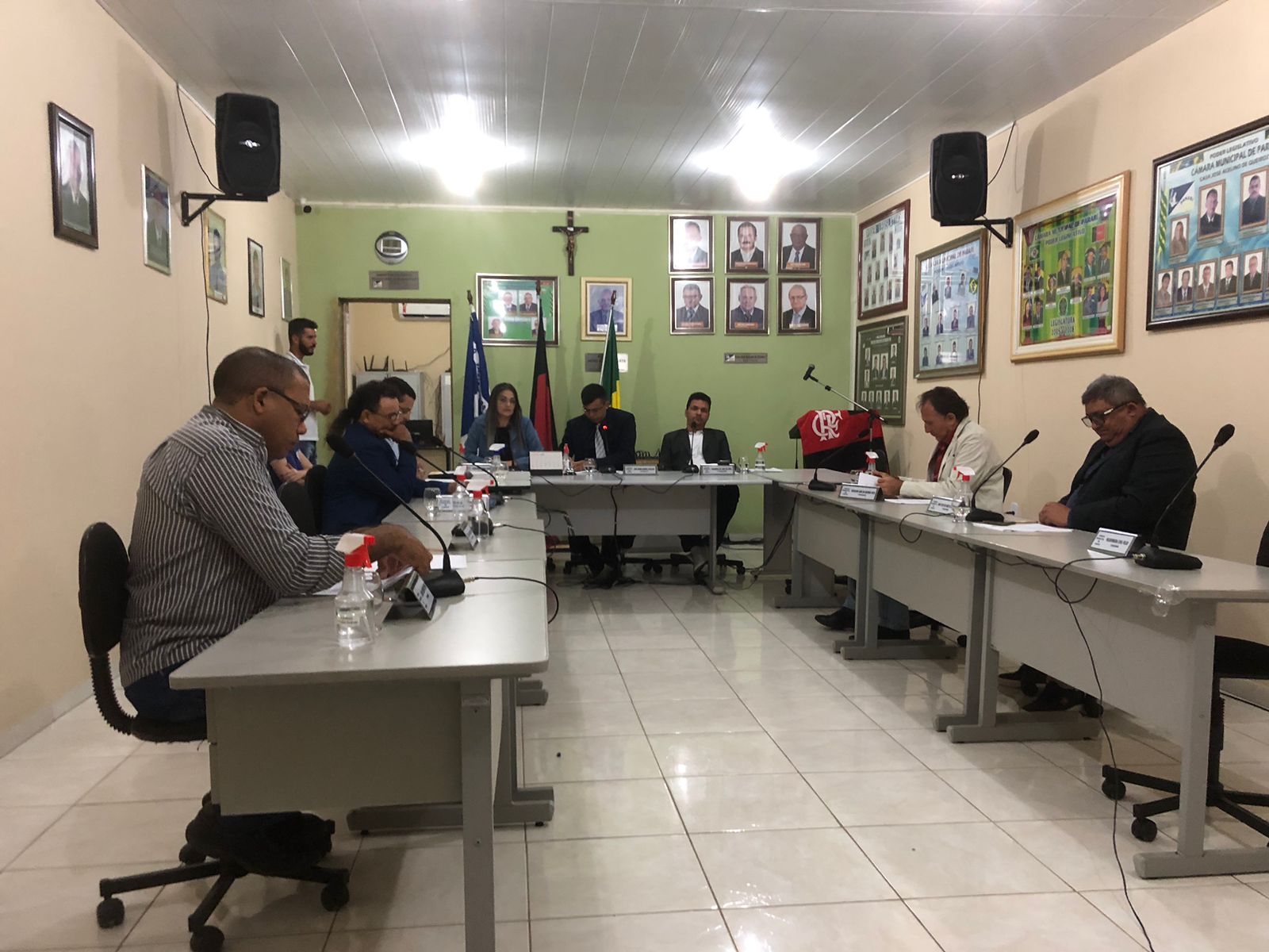 Durante sessão, câmara de Parari aprova projetos importantes e concede títulos